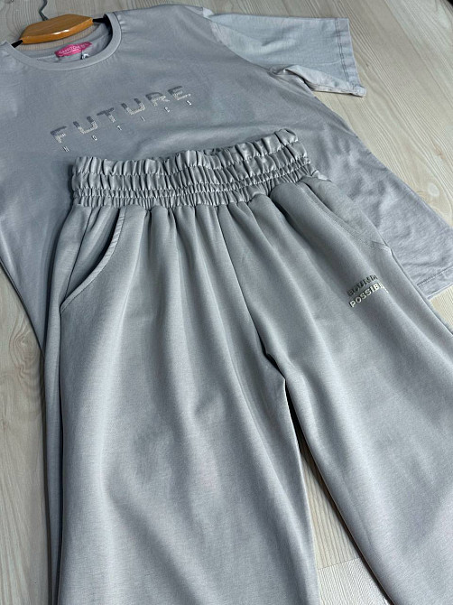 Костюм женский CAPPITONE 101183 с надписью футболка оверсайз и брюки палаццо серый, серый, S Киев - изображение 4