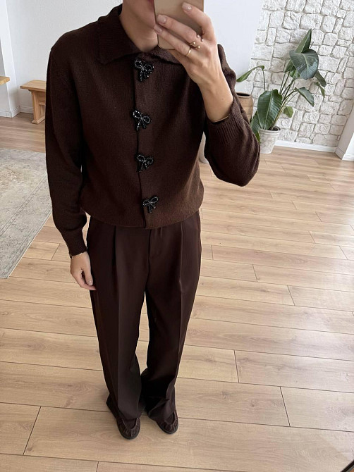 Жіночий укорочений кардиган із декоративними застібками у формі бантиків машинне в'язання Шоколад Одеса - фото 5