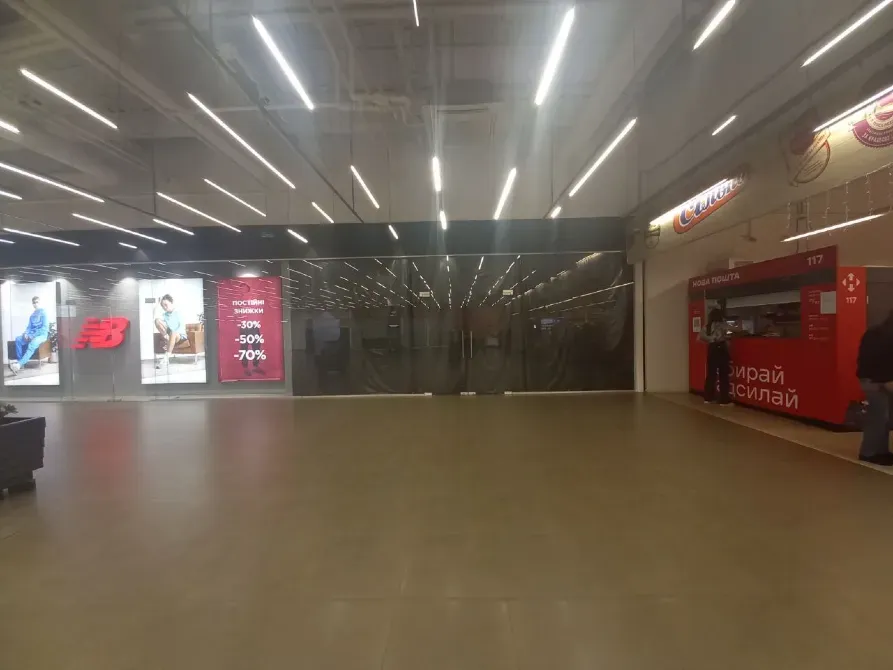 Магазин в ТЦ. Залишається все що на фото (є навіть все освітлення і колонки з музикою) канікули на заїзд і тд. Дніпро - фото 9