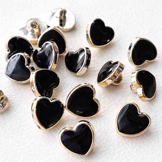 Пуговицы сердце микс 1.25 см набор 15 шт (черные, белые, красные) декоративные пластиковые пуговицы Киев