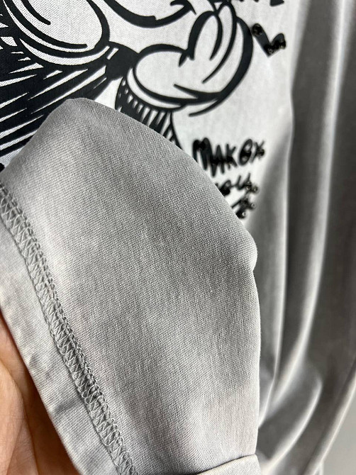 Футболка жіноча A-N 25008 оверсайз подовжена варена тай дай принт Міккі маус попереду з камінчиками one size, світло-сірий, one size Київ - фото 20