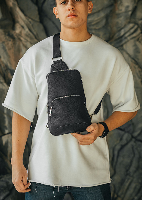 Чоловіча слінг, сумка на грудях з натуральної шкіри, вмістлена чорна сумка через плечеMasterSem Київ - фото 5