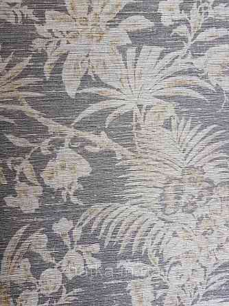 Шпалери флізелінові еко Casadeco Five o'clock 0.53х10 коричневі квіти, пальми, листя на чорному під тканина гобелен Київ