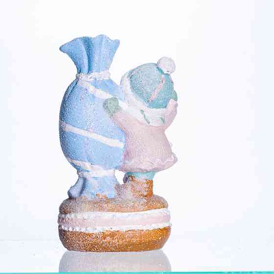 Новогодняя декоративная фигурка с подсветкой 12×9×20.5 см Новогодний декор Ребёнок с конфетой из фарфора CR-6-12 Киев