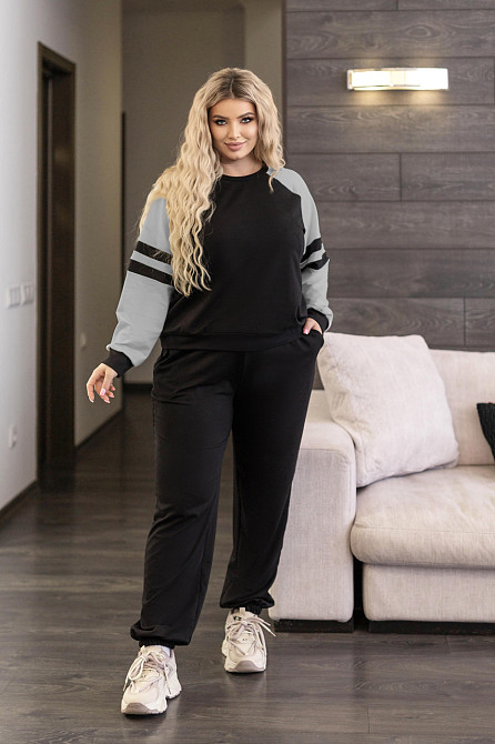Прогулочный костюм в спортивном стиле 