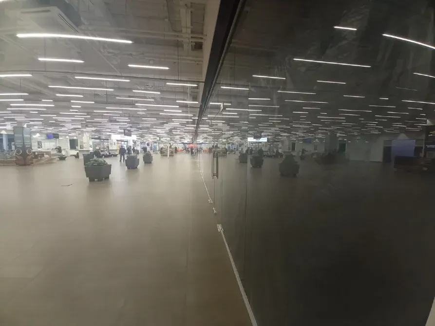 Магазин в ТЦ. Залишається все що на фото (є навіть все освітлення і колонки з музикою) канікули на заїзд і тд. Дніпро - фото 11