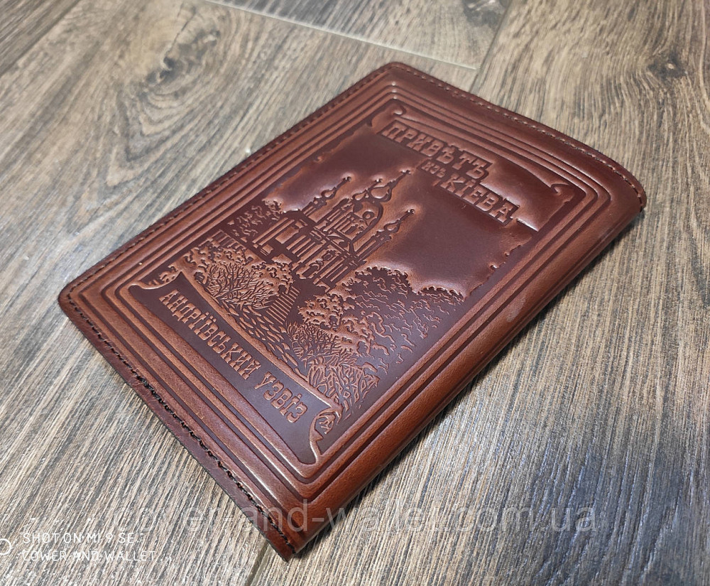 Шкіряна обкладинка на паспорт із тисненням герб України бордового кольору Київ - фото 9