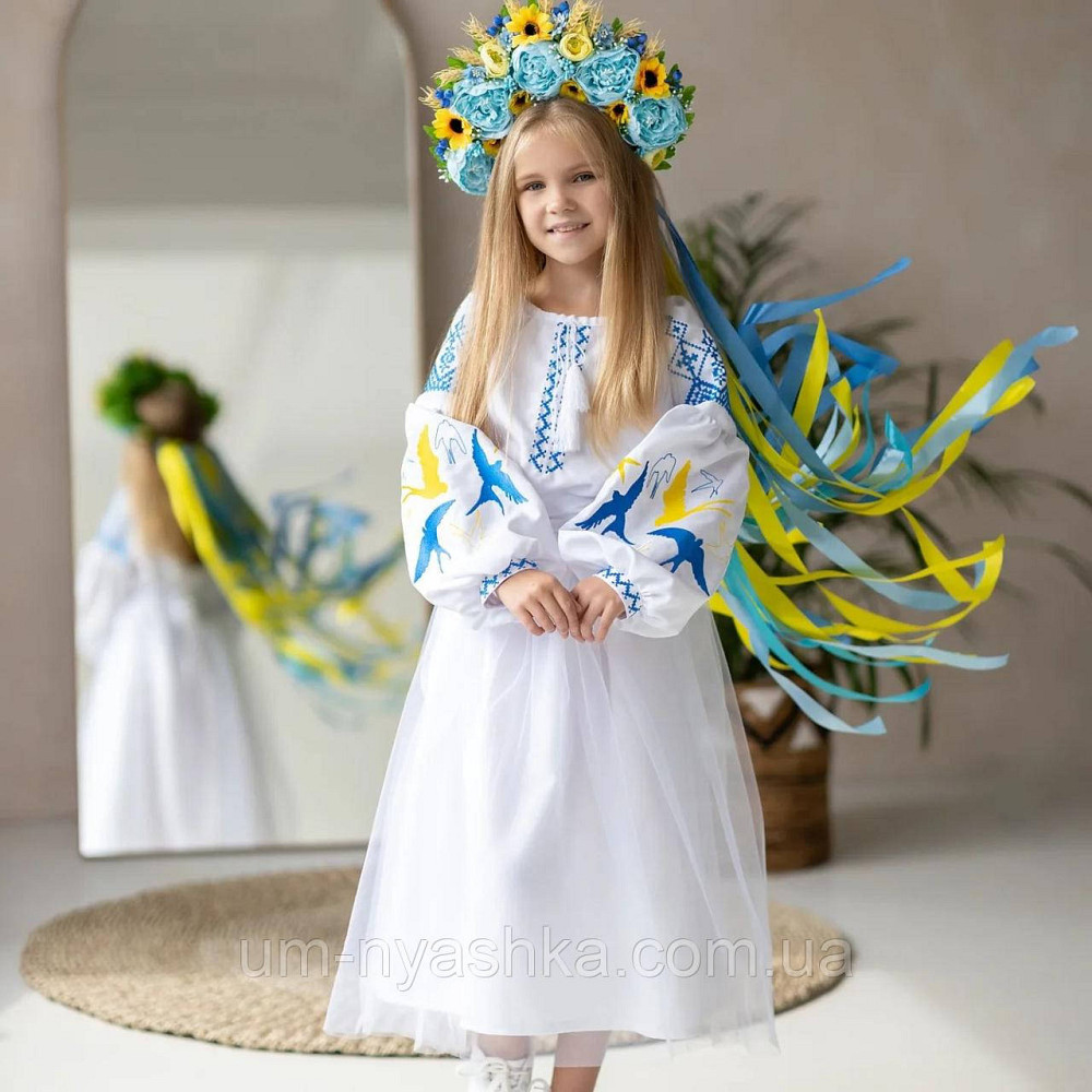 Детское вышитое платье с ласточками 