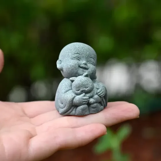 Міні статуетка Будда-монах з котиком – натуральний камінь, 4,3×3,3×3,8 см, декор для дому/офісу/авто, подарунок Київ