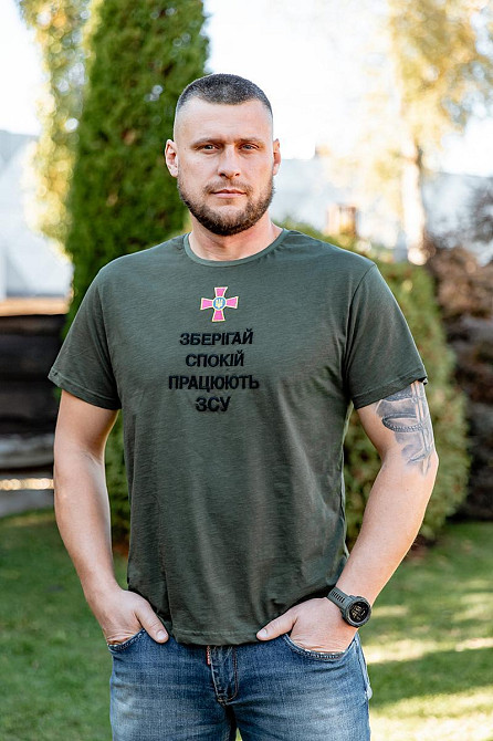Футболка з вишивкою "Зберігай спокій працюють ВСУ", хакі 52/54 Крохатушка одяг Київ - фото 1