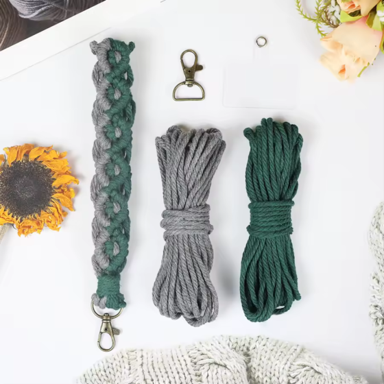 Набір макраме для ручного плетіння і в'язання брелока "Петля" для ключів і аксесуарів 22х3см, зелений з сірий Кам'янець-Подільський