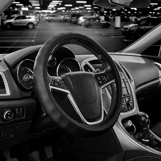 Чехол на руль Carlife 37-39см, кожа, черный, белая резина, один шов SW342M Львов