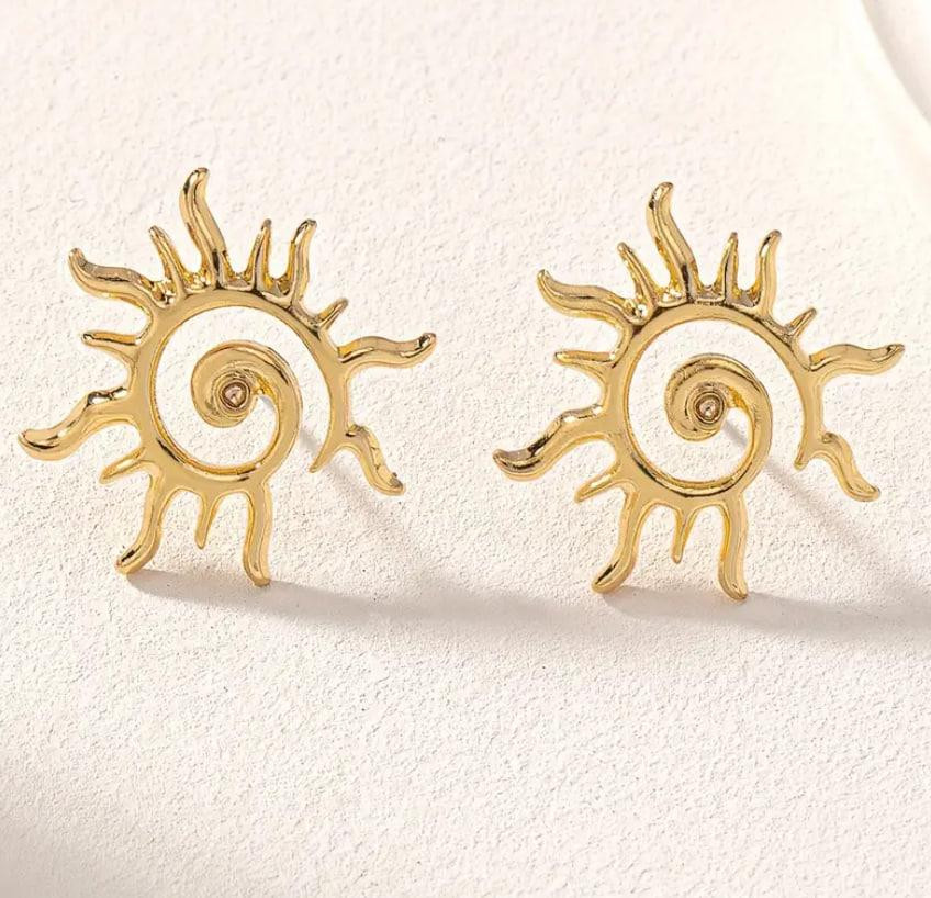 Серьги-пусеты с дизайном 