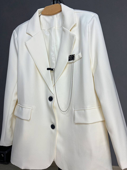 Пиджак женский Qidian 91110 оверсайз широкий крой на пуговицах с аксессуаром цепочкой one size белый, белый, one size Киев - изображение 2