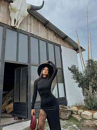 Женское элегантное платье с открытой спинкой и соблазнительным вырезом на ножке вискоза Одесса