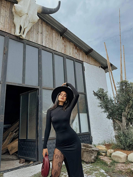 Женское элегантное платье с открытой спинкой и соблазнительным вырезом на ножке вискоза Одесса - изображение 4