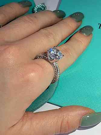 Кольцо Tiffany, серебро 925 пробы. Крупный циркон и мелкие цирконы по ребру кольца / упаковано в мешочек Одесса