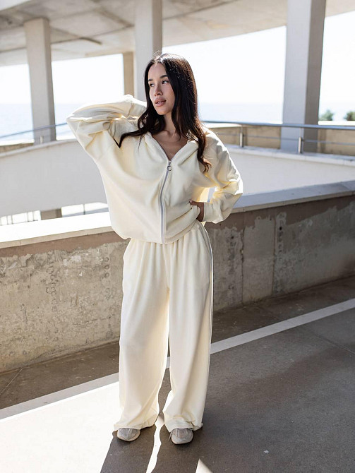 Женский повседневный оверсайз костюм двойка: кофта и штаны хлопковый велюр Кремовый Одесса - изображение 1