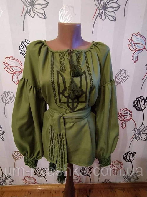 Женская желтая вышиванка з гербом 