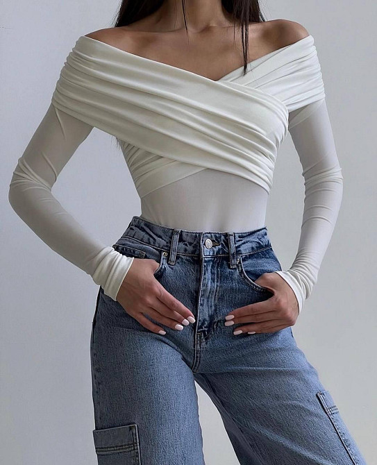 Женский романтичный боди с драпировкой и открытыми плечами микродайвинг Белый, 42/44 Одесса - изображение 1