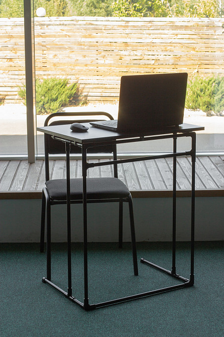 Металевий столик для ноутбука Mouzer Wood з дерев'яною поверхнею чорного кольору Бориспіль - фото 8