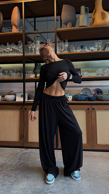 Жіночий стильний костюм-двійка: лонгслів з імітацією бра та штани віскоза Чорний Одеса - фото 7