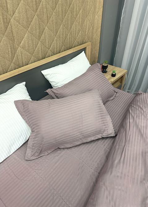 Комплект постільної білизни Страйп-сатин Сімейний з простирадлом на резинці 180х200х25, 2 підковдри 150х200, 2 наволочки 70х70 Лілово-сірий (88-227) Київ - фото 7