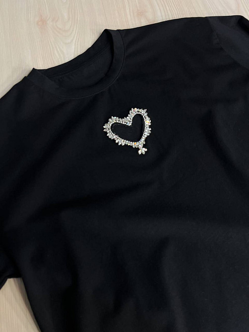 Футболка женская A-N 27009 оверсайз с вырезом в форме сердца с камнями, черный, one size Киев - изображение 7