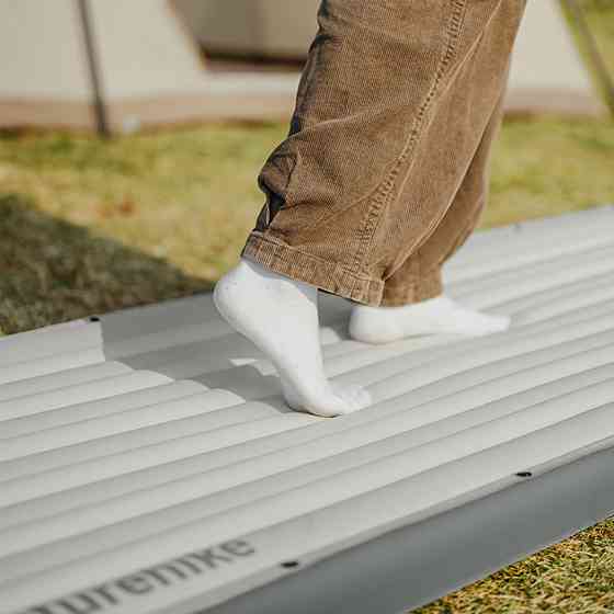 Матрас надувной одинарный Naturehike CNK2450WS034, 95 мм, с мешком для надувания, белый. Ровно