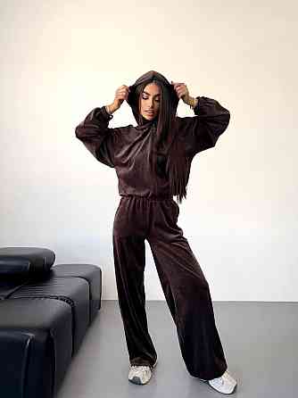 Женский стильный прогулочный костюм тройка: кофта топ и брюки из мягкого велюра Одесса