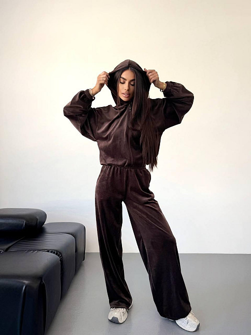 Женский стильный прогулочный костюм тройка: кофта топ и брюки из мягкого велюра Одесса - изображение 4