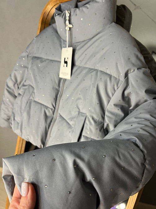 Куртка жіноча Haiziyuan 7165 укорочена пуффер з розсипом камінців демісезонна без капюшона оверсайз сіра, сірий, L Київ - фото 13