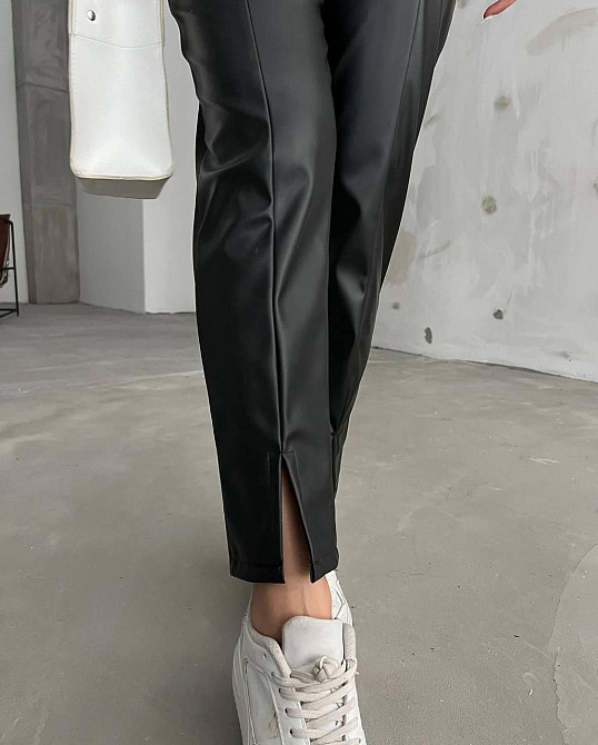 Жіночі чорні штани з розрізами на високій посадці еко-шкіра Одеса - фото 4