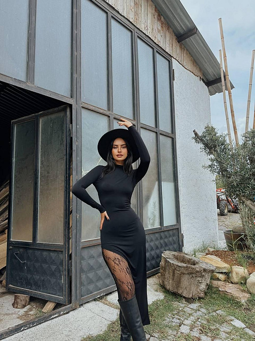 Женское элегантное платье с открытой спинкой и соблазнительным вырезом на ножке вискоза Одесса - изображение 5