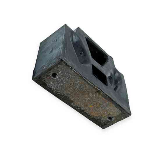 Подушка МАЗ, Т-150 боковая 2 отверстия двигателя Мукачево