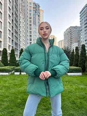 Зеленая теплая зимняя куртка пуховик с большими секциями и высоким воротником стойкой (пуффер), 42-46 Лубны