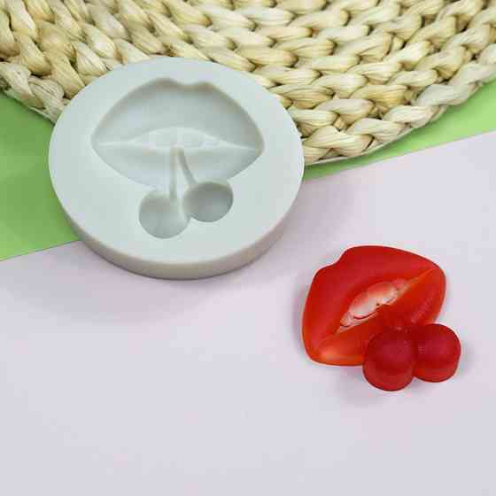 Силиконовый молд Губы с вишней 65 мм серый Киев