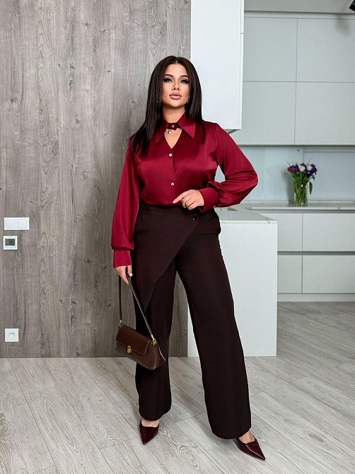 Женские прямые брюки с эффектным асимметричным запахом спереди из костюмной ткани Шоколадный, 54/56 Одесса - изображение 7