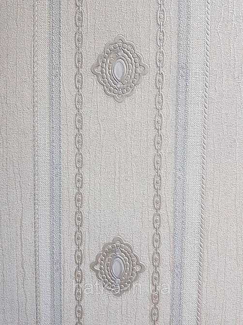 Шпалери вінілові на флізеліні AdaWall Seyyah 1.06х10 смуги широкі завитки розетки структурні білі срібло Київ - фото 4