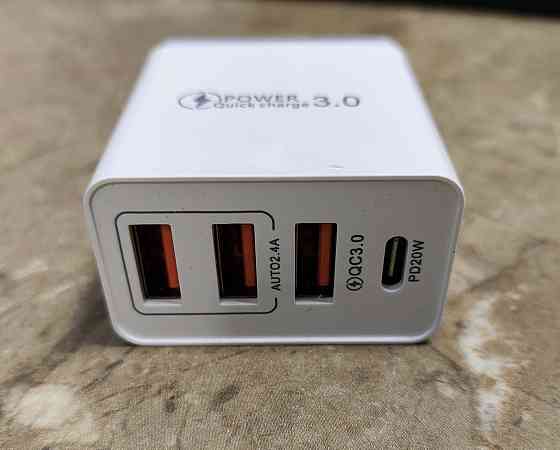 Зарядний пристрій на 4 порти (3 порти USB та 1 TYPE-C (45 W)) Смела