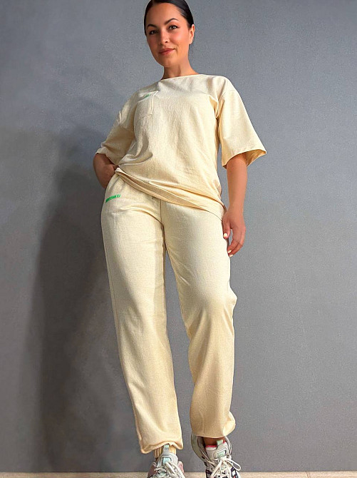 Костюм женский CAPPITONE 20101 оверсайз футболка и брюки-джогеры с надписью бежевый, бежевый, L Киев - изображение 11