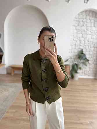 Жіночий укорочений кардиган із декоративними застібками у формі бантиків машинне в'язання Хакі Одеса