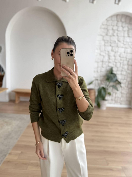 Жіночий укорочений кардиган із декоративними застібками у формі бантиків машинне в'язання Хакі Одеса - фото 2