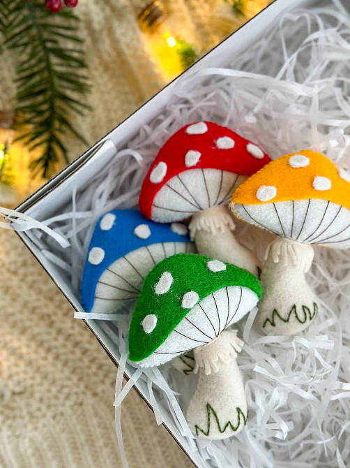 Новорічна ялинкова прикраса з фетру ручної роботи - Мухомор Київ - фото 2