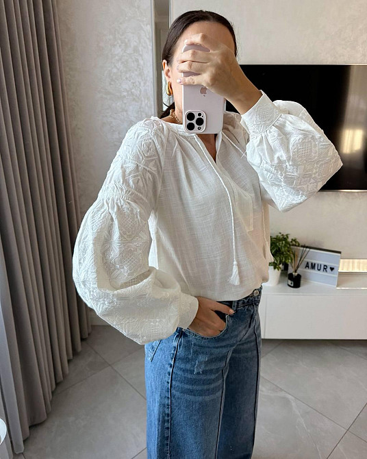 Женская современная вышиванка с белой вышивкой хлопка 44 Одесса - изображение 2