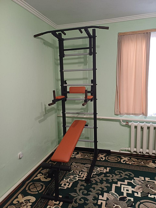Надежная шведская стенка напольная до 120 кг металлическая передвижная с турником брусья скамья для пресса Каменское - изображение 3