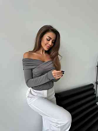 Жіночий романтичний лонгслів зі спущеними плечима трикотаж масло Графіт Одеса