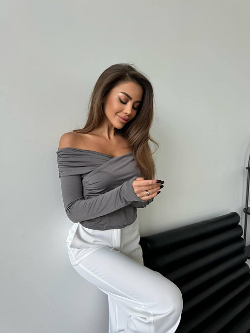 Женский романтичный лонгслив со спущенными плечами трикотаж масло Графит Одесса - изображение 5