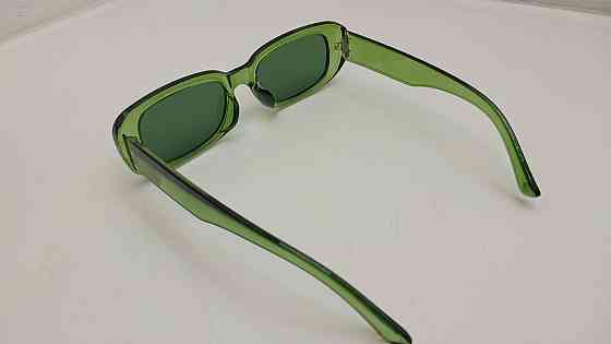 Сонцезахисні прямокутні окуляри в пластиковій оправі зелені Луцьк