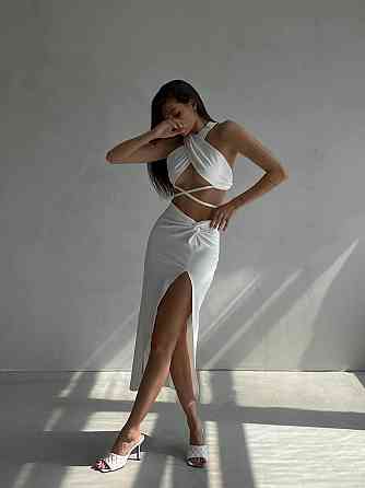 Женский привлекательный костюм двойка: топ-хомут и юбка с разрезом крепдайвинг Молочный, 44/46 Одесса